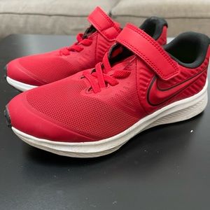 NIKE Boys Size 13 Sneaker